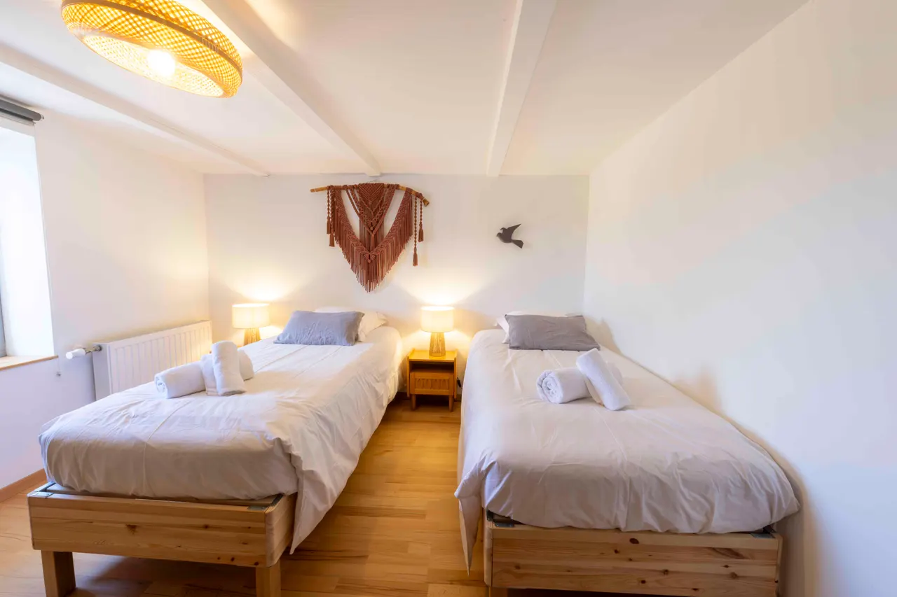 La chambre Brimbelle et ses deux lits de 90 cm