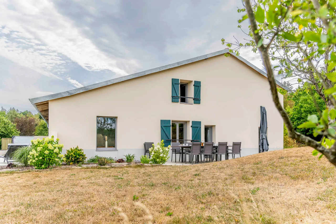 La ferme rénovée, ses volets verts et sa terrasse