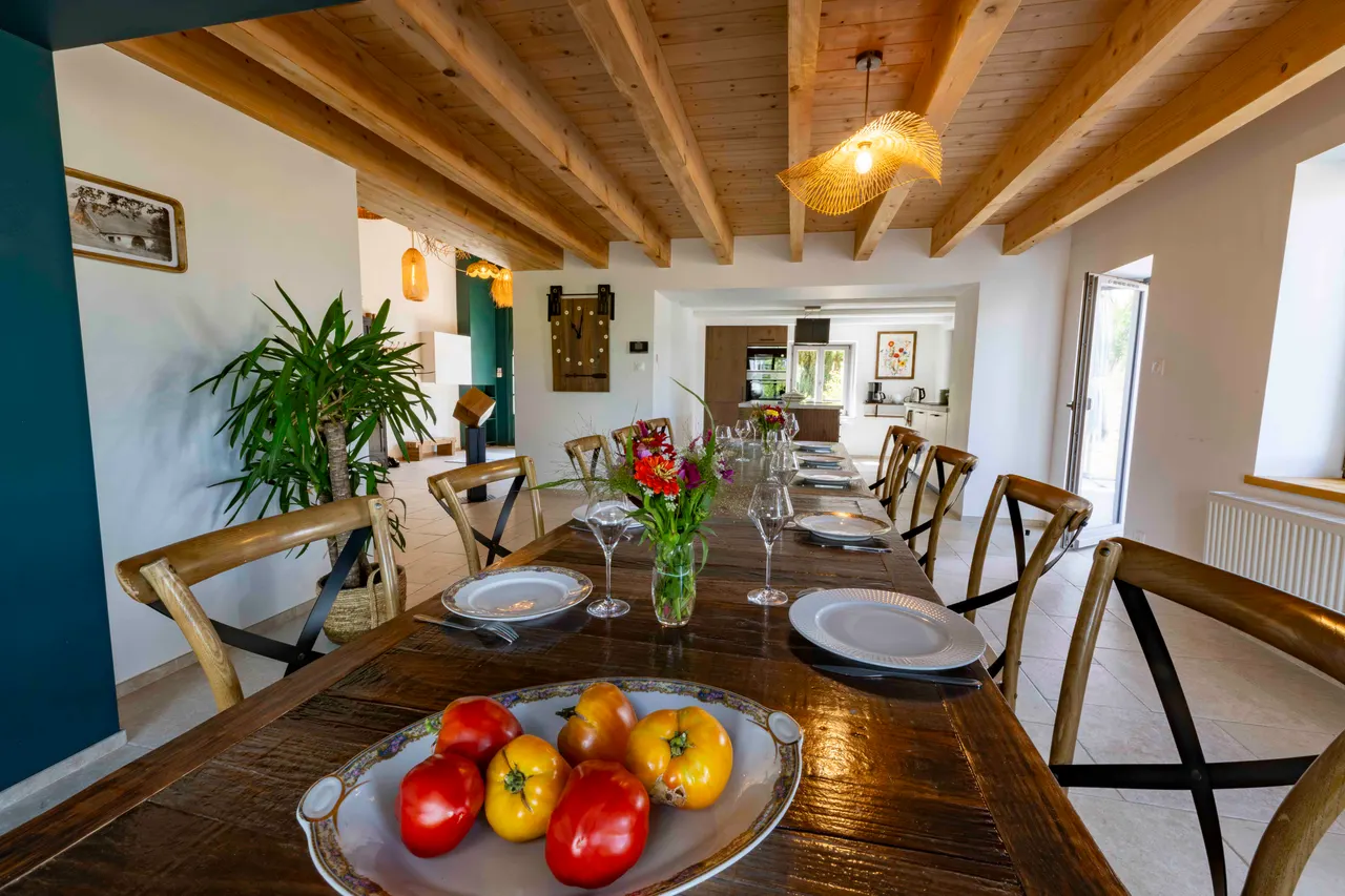 La grande table restaurée par le grand-père, sous les poutres