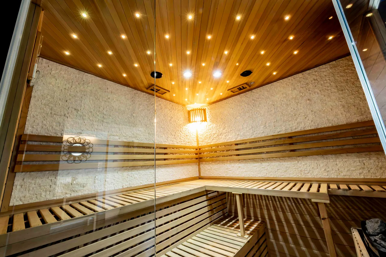 Le grand sauna en bois éclairé