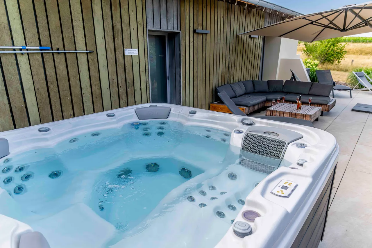 Le spa sous la grange, salon d’extérieur à côté